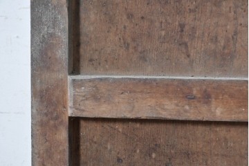 アンティーク建具　明治から大正期　欅(ケヤキ)材　細やかな縦格子と大ぶりの鍵座金具が印象的な蔵戸1枚　(R-091007)