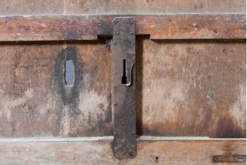アンティーク建具　明治から大正期　欅(ケヤキ)材　細やかな縦格子と大ぶりの鍵座金具が印象的な蔵戸1枚　(R-091007)