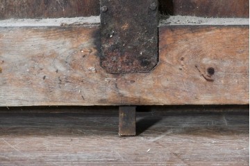 アンティーク建具　明治から大正期　欅(ケヤキ)材　細やかな縦格子と大ぶりの鍵座金具が印象的な蔵戸1枚　(R-091007)