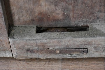 アンティーク建具　明治から大正期　欅(ケヤキ)材　細やかな縦格子と大ぶりの鍵座金具が印象的な蔵戸1枚　(R-091007)