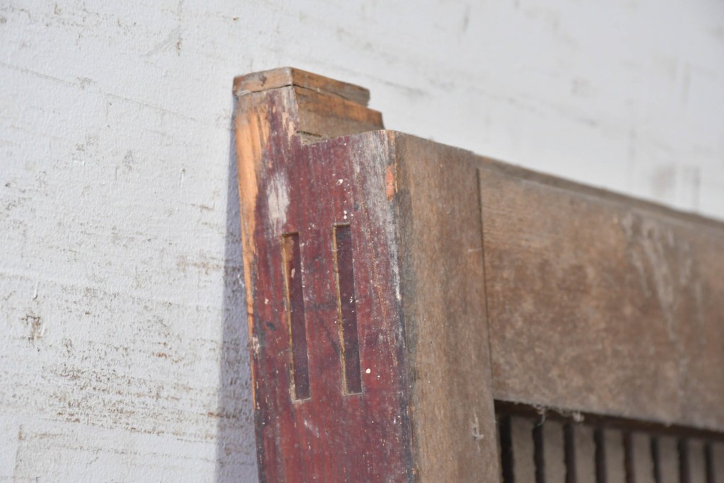 アンティーク建具　明治から大正期　欅(ケヤキ)材　細やかな縦格子と大ぶりの鍵座金具が印象的な蔵戸1枚　(R-091007)
