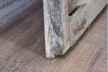 アンティーク建具　明治から大正期　欅(ケヤキ)材　細やかな縦格子と大ぶりの鍵座金具が印象的な蔵戸1枚　(R-091007)