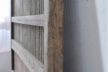 アンティーク建具　明治から大正期　欅(ケヤキ)材　細やかな縦格子と大ぶりの鍵座金具が印象的な蔵戸1枚　(R-091007)