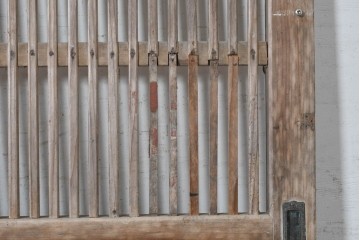 アンティーク建具　明治から大正期　幅約140cm!　細やかな縦格子と大ぶりの鍵座金具が印象的な幅広の蔵戸1枚　(R-091008)