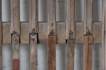 アンティーク建具　明治から大正期　幅約140cm!　細やかな縦格子と大ぶりの鍵座金具が印象的な幅広の蔵戸1枚　(R-091008)