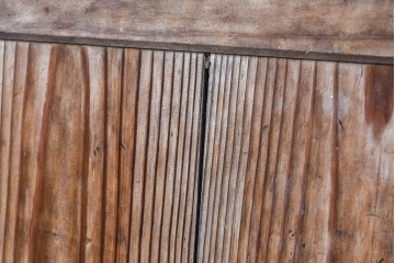 アンティーク建具　明治から大正期　幅約140cm!　細やかな縦格子と大ぶりの鍵座金具が印象的な幅広の蔵戸1枚　(R-091008)
