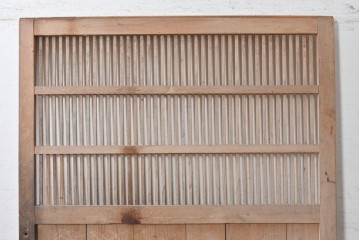 アンティーク建具　明治から大正期　幅約140cm!　細やかな縦格子と大ぶりの鍵座金具が印象的な幅広の蔵戸1枚　(R-091008)