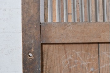 アンティーク建具　明治から大正期　幅約140cm!　細やかな縦格子と大ぶりの鍵座金具が印象的な幅広の蔵戸1枚　(R-091008)