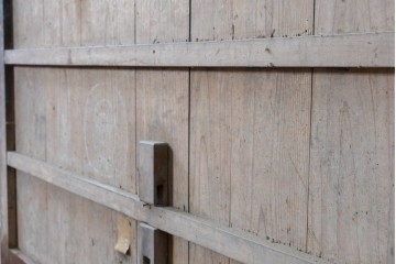 アンティーク建具　明治から大正期　幅約140cm!　細やかな縦格子と大ぶりの鍵座金具が印象的な幅広の蔵戸1枚　(R-091008)