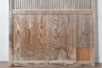 アンティーク建具　明治から大正期　細やかな縦格子と杢目豊かな板張りを組み合わせた蔵戸1枚　(R-091009)