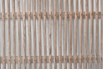 アンティーク建具　明治から大正期　細やかな縦格子と杢目豊かな板張りを組み合わせた蔵戸1枚　(R-091009)