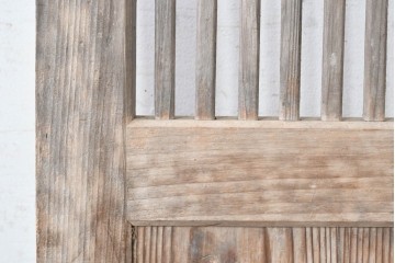 アンティーク建具　明治から大正期　細やかな縦格子と杢目豊かな板張りを組み合わせた蔵戸1枚　(R-091009)