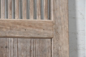 アンティーク建具　明治から大正期　細やかな縦格子と杢目豊かな板張りを組み合わせた蔵戸1枚　(R-091009)