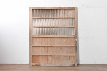 アンティーク建具　明治から大正期　細やかな縦格子と杢目豊かな板張りを組み合わせた蔵戸1枚　(R-091009)