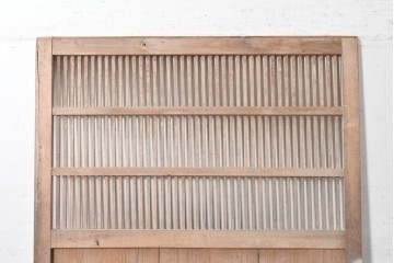 アンティーク建具　明治から大正期　細やかな縦格子と杢目豊かな板張りを組み合わせた蔵戸1枚　(R-091009)