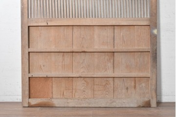 アンティーク建具　明治から大正期　細やかな縦格子と杢目豊かな板張りを組み合わせた蔵戸1枚　(R-091009)