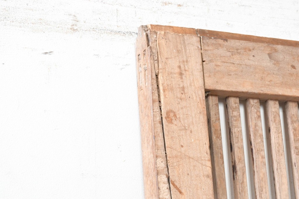 アンティーク建具　明治から大正期　細やかな縦格子と杢目豊かな板張りを組み合わせた蔵戸1枚　(R-091009)
