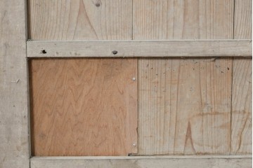 アンティーク建具　明治から大正期　細やかな縦格子と杢目豊かな板張りを組み合わせた蔵戸1枚　(R-091009)
