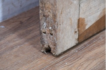 アンティーク建具　明治から大正期　細やかな縦格子と杢目豊かな板張りを組み合わせた蔵戸1枚　(R-091009)