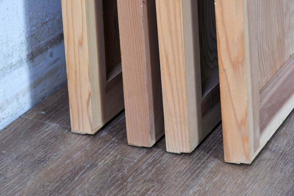 アンティーク建具　昭和初期から昭和中期　豊かな木目を楽しめるシンプルな板戸4枚セット　(R-091015)