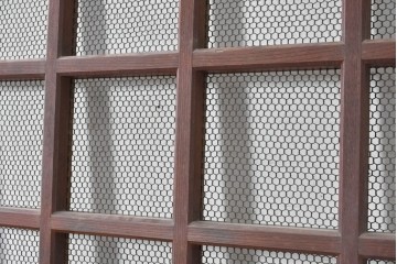 アンティーク建具　明治から大正期　総欅(ケヤキ)材　巾着型の飾り金具が印象的なきつね格子蔵戸1枚　(R-091018)
