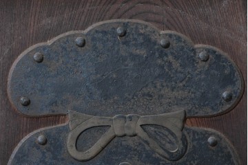 アンティーク建具　明治から大正期　総欅(ケヤキ)材　巾着型の飾り金具が印象的なきつね格子蔵戸1枚　(R-091018)