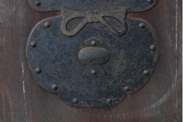 アンティーク建具　明治から大正期　総欅(ケヤキ)材　巾着型の飾り金具が印象的なきつね格子蔵戸1枚　(R-091018)