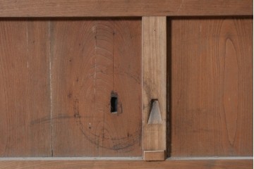 アンティーク建具　明治から大正期　総欅(ケヤキ)材　巾着型の飾り金具が印象的なきつね格子蔵戸1枚　(R-091018)