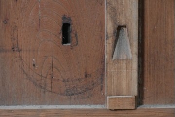 アンティーク建具　明治から大正期　総欅(ケヤキ)材　巾着型の飾り金具が印象的なきつね格子蔵戸1枚　(R-091018)