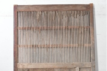 アンティーク建具　明治から大正期　総欅(ケヤキ)材　流れるような木目と錠前金具が趣深い格子蔵戸1枚　(R-091019)