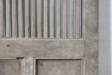 アンティーク建具　明治から大正期　総欅(ケヤキ)材　流れるような木目と錠前金具が趣深い格子蔵戸1枚　(R-091019)