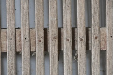 アンティーク建具　明治から大正期　総欅(ケヤキ)材　流れるような木目と錠前金具が趣深い格子蔵戸1枚　(R-091019)