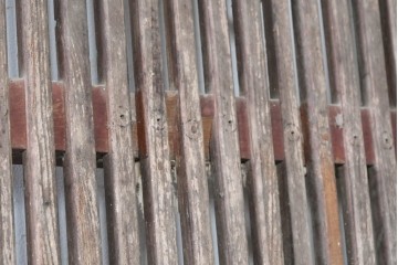アンティーク建具　明治から大正期　総欅(ケヤキ)材　流れるような木目と錠前金具が趣深い格子蔵戸1枚　(R-091019)