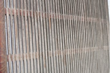 アンティーク建具　明治から大正期　総欅(ケヤキ)材　流れるような木目と錠前金具が趣深い格子蔵戸1枚　(R-091019)