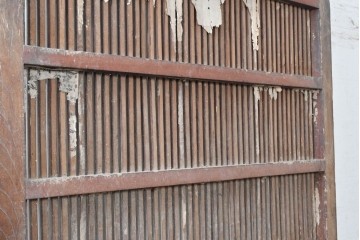 アンティーク建具　明治から大正期　総欅(ケヤキ)材　流れるような木目と錠前金具が趣深い格子蔵戸1枚　(R-091019)