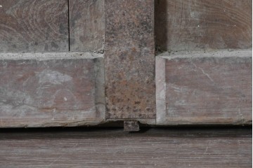 アンティーク建具　明治から大正期　総欅(ケヤキ)材　流れるような木目と錠前金具が趣深い格子蔵戸1枚　(R-091019)