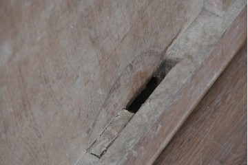 アンティーク建具　明治から大正期　総欅(ケヤキ)材　流れるような木目と錠前金具が趣深い格子蔵戸1枚　(R-091019)