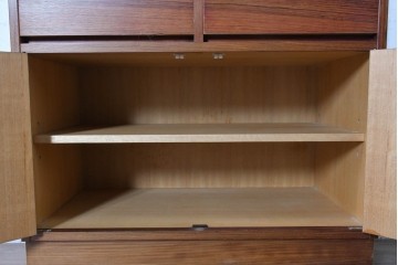 北欧ヴィンテージ　ローズウッド材の木目が映える端正なカップボード　(R-091025)