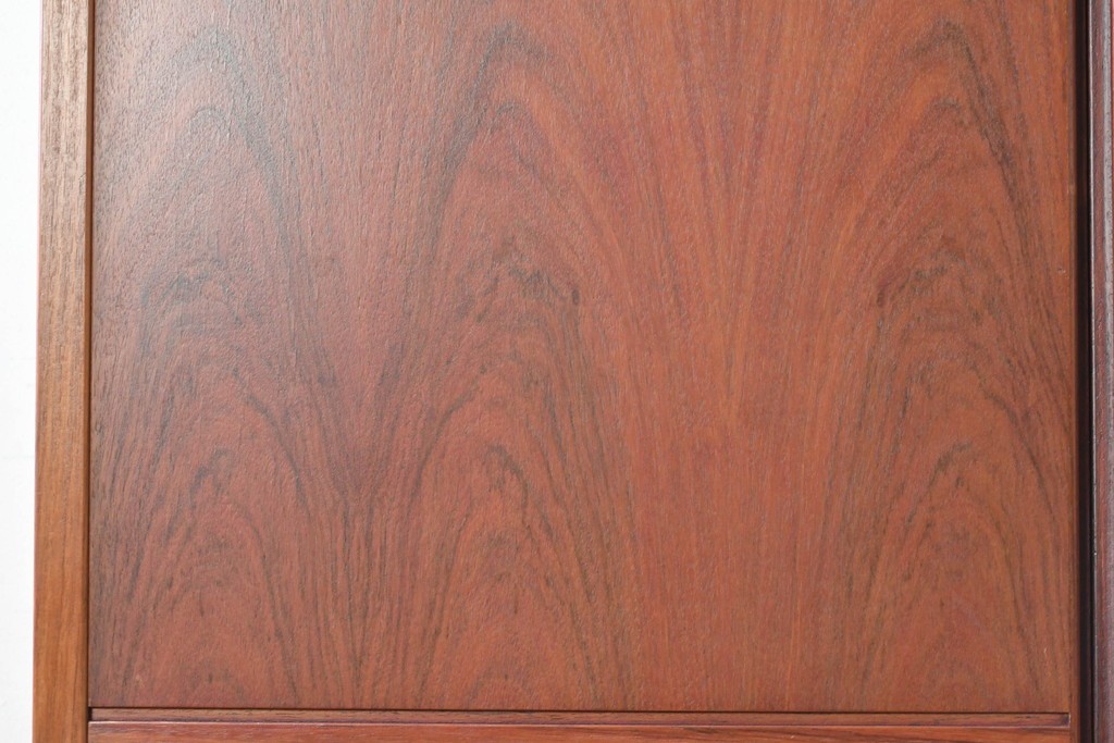 北欧ヴィンテージ　ローズウッド材の木目が映える端正なカップボード　(R-091025)