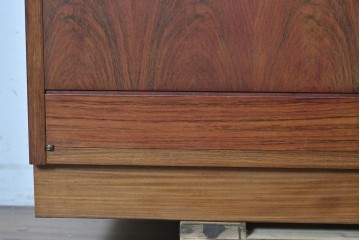 北欧ヴィンテージ　ローズウッド材の木目が映える端正なカップボード　(R-091025)