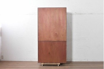 北欧ヴィンテージ　ローズウッド材の木目が映える端正なカップボード　(R-091025)
