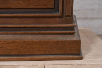 中古　美品　希少な廃番品　maruni(マルニ木工)　地中海ロイヤルシリーズ(ROYAL)　縦型キュリオケース　定価約56万円　(R-091028)