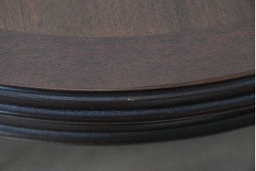 中古　美品　マルニ木工(maruni)　地中海ロイヤルシリーズ(ROYAL)　彫り装飾と天板の木目が上品なラウンドサイドテーブル　定価約14万円　(R-091031)