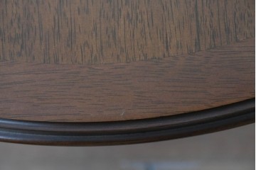 中古　美品　マルニ木工(maruni)　地中海ロイヤルシリーズ(ROYAL)　彫り装飾と天板の木目が上品なラウンドサイドテーブル　定価約14万円　(R-091032)