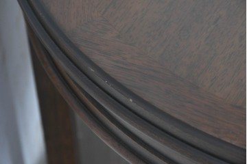 中古　美品　マルニ木工(maruni)　地中海ロイヤルシリーズ(ROYAL)　彫り装飾と天板の木目が上品なラウンドサイドテーブル　定価約14万円　(R-091032)