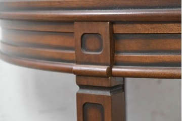 中古　美品　マルニ木工(maruni)　地中海ロイヤルシリーズ(ROYAL)　彫り装飾と天板の木目が上品なラウンドサイドテーブル　定価約14万円　(R-091032)