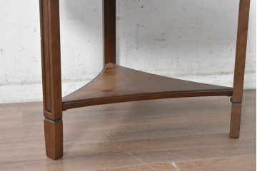 中古　美品　マルニ木工(maruni)　地中海ロイヤルシリーズ(ROYAL)　彫り装飾と天板の木目が上品なラウンドサイドテーブル　定価約14万円　(R-091032)