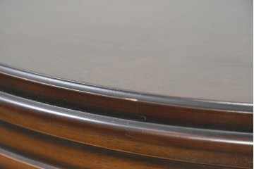 中古　美品　マルニ木工(maruni)　地中海ロイヤルシリーズ(ROYAL)　彫り装飾と天板の木目が上品なラウンドサイドテーブル　定価約14万円　(R-091032)