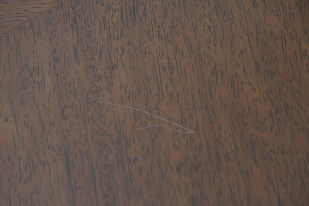 中古　美品　マルニ木工(maruni)　地中海ロイヤルシリーズ(ROYAL)　彫り装飾と天板の木目が上品なラウンドサイドテーブル　定価約14万円　(R-091032)
