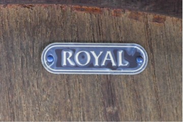 中古　美品　マルニ木工(maruni)　地中海ロイヤルシリーズ(ROYAL)　彫り装飾と天板の木目が上品なラウンドサイドテーブル　定価約14万円　(R-091032)